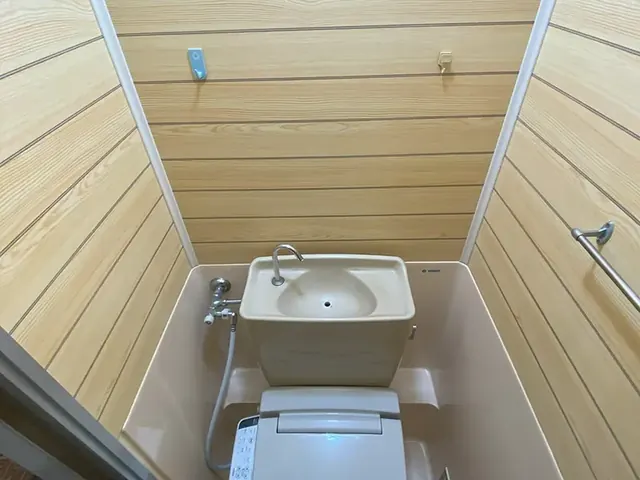 昭和風情の残る木目調壁と経年変化が見られたトイレ空間を、解体することなく塗装とダイノックシ…（施工事例）