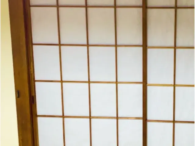 和室の「障子（しょうじ）」を職人技でシワなく綺麗に張り替え・修繕（施工事例）
