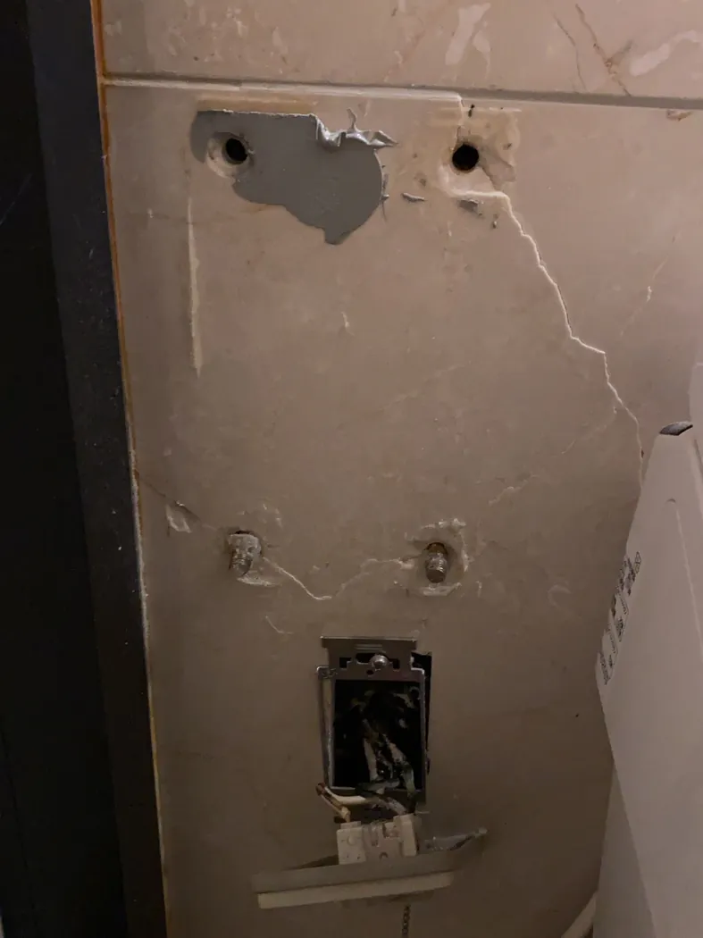 ホテル客室トイレ壁修繕の施工前